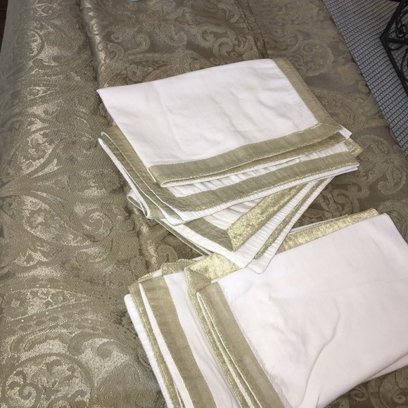 Tablecloth With Matching Napkins 8, 68 by 116 - Picture 1 of 8